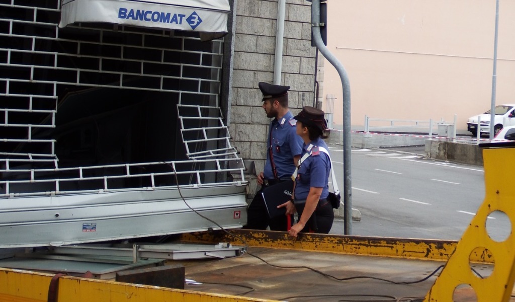 Il video dell’assalto al Bancomat con un carro attrezzi: arrestati giovani fratelli