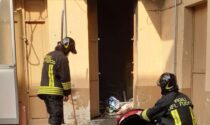 Incendio in un magazzino: evacuato l'intero palazzo