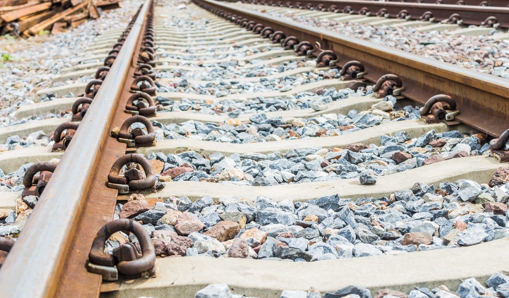 Treno travolge e uccide un uomo: inutili i soccorsi