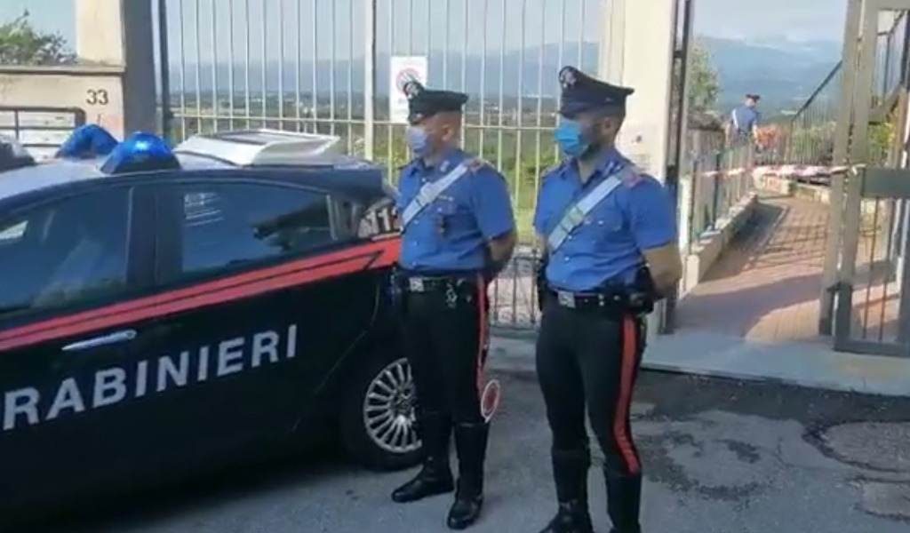 Sorprende i ladri in casa e tenta di cacciarli