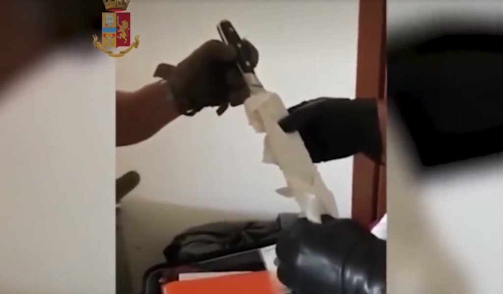 Omicidio corso Francia, c’è un fermo: il video del coltello usato per decapitare il 25enne
