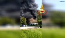 Incendio in fabbrica di vernici spray: i video degli scoppi delle bombolette