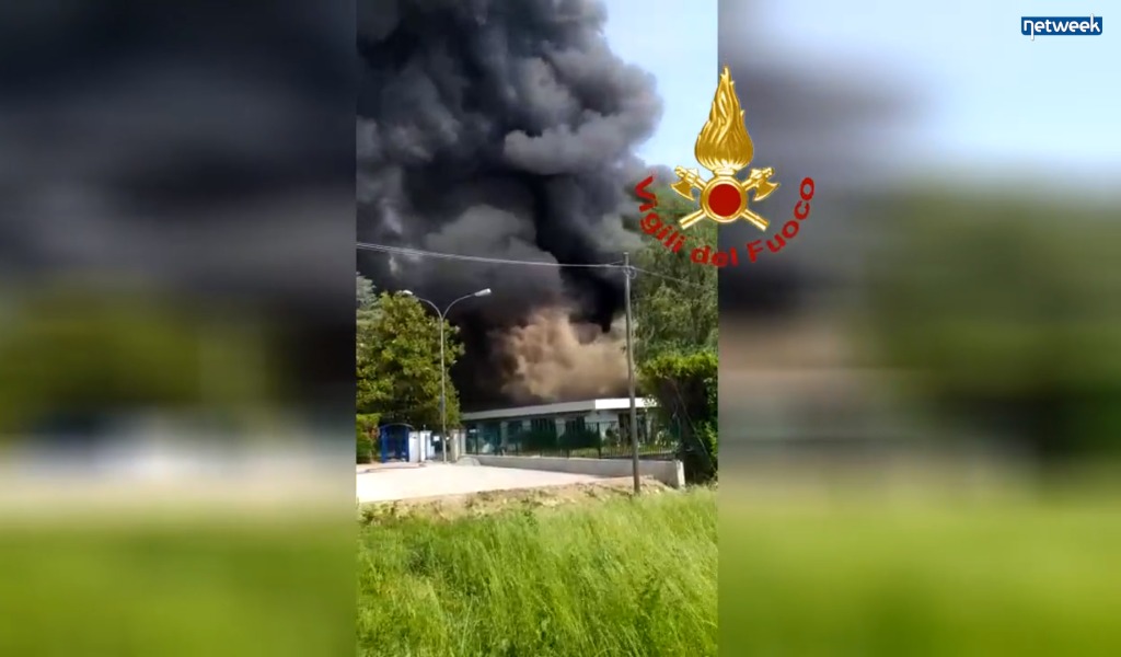 Incendio in fabbrica di vernici spray: i video degli scoppi delle bombolette