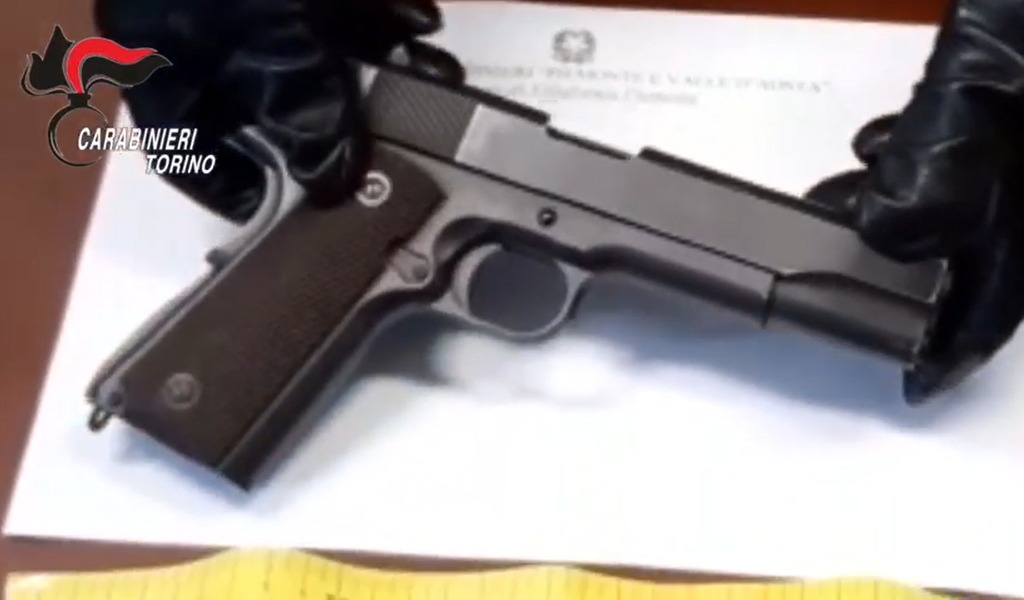 Con il volto coperto da mascherina, rapina panetteria armato di pistola: messo in fuga dal proprietario