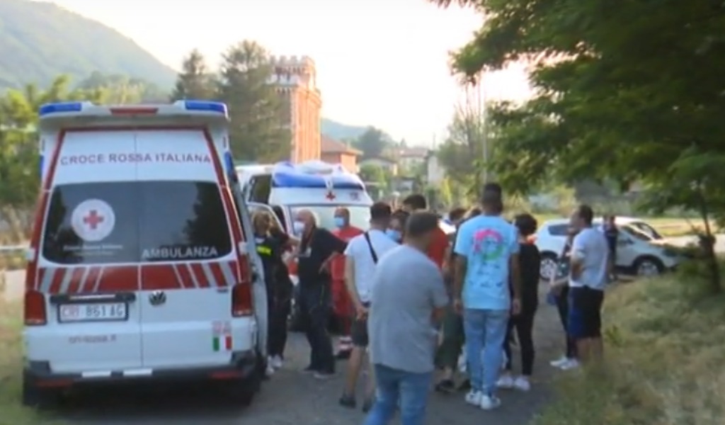 Motociclista 18enne sbatte contro il guard rail e finisce nel canale: disperso
