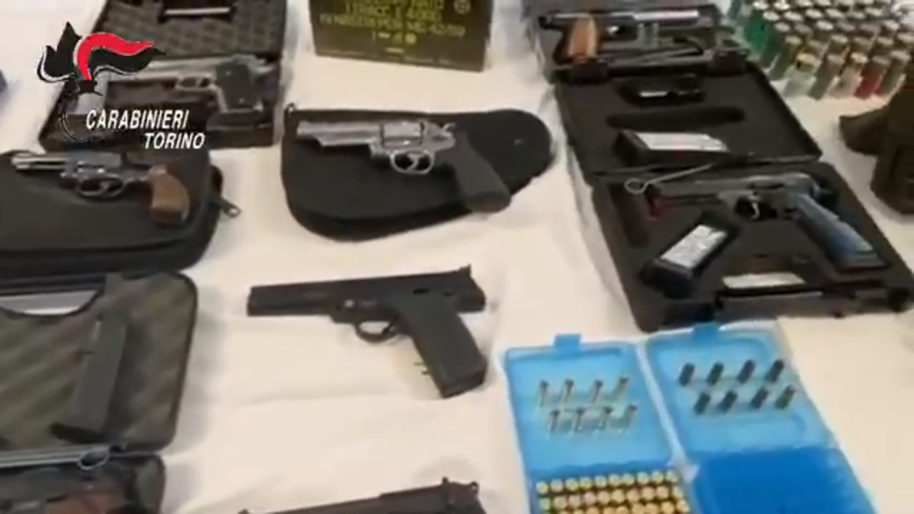 In una ditta abbandonata un arsenale di armi: fucili, kalašnikov, pistole e centinaia di munizioni