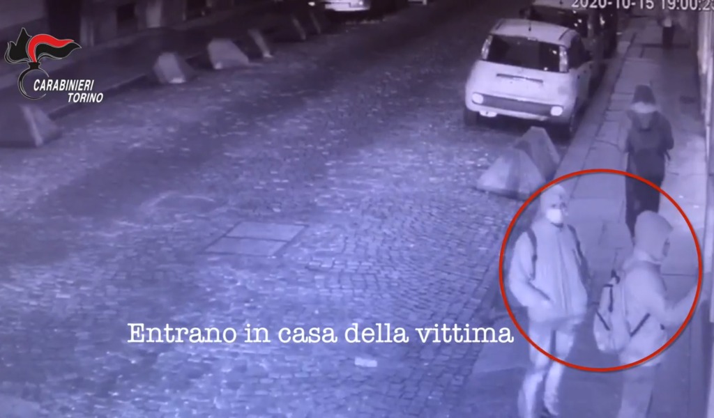 Rapina in casa: anziana imbavagliata, bendata e picchiata. Presi i tre rapinatori