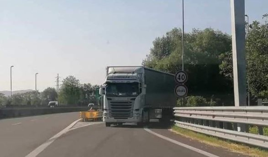 Il Misterioso Tir Fantasma In Contromano Sull'autostrada Di Torino ...