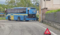 Colonna di fumo nero dal motore del pullman Gtt, autista fa scendere gli studenti ed evita il peggio