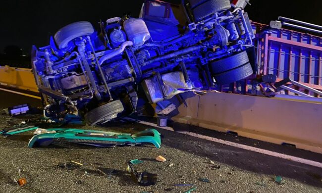 Schianto sull’autostrada A4: tir si ribalta e finisce a cavallo dello spartitraffico