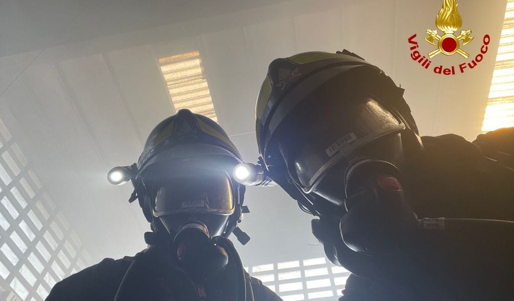 Macchinario industriale prende fuoco, incendio spento con l’uso di schiuma