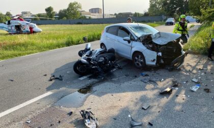 Le foto dello schianto frontale tra auto e scooter, morto motociclista