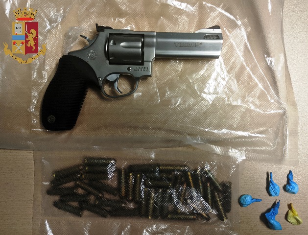 Colpo grosso della Polizia: sequestrata droga, 13.000 euro cash e una pistola rubata