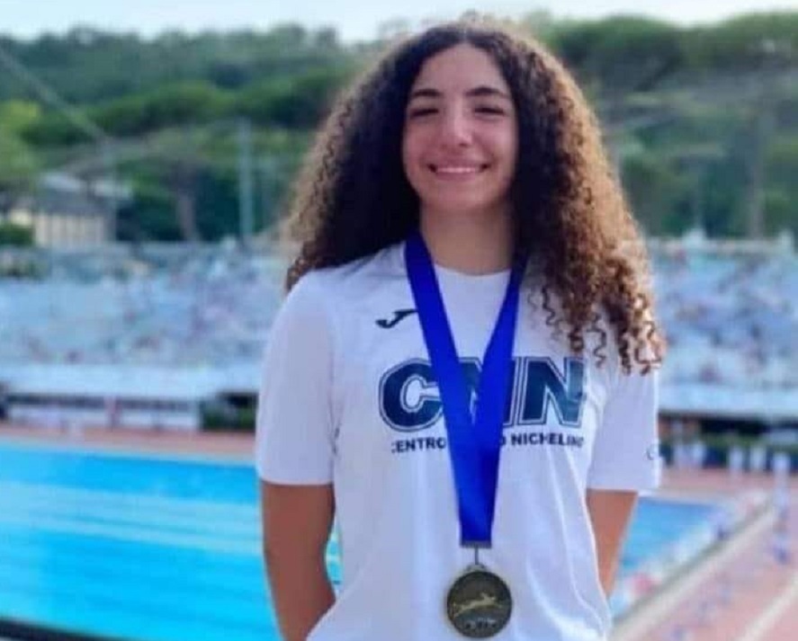 Giulia verso le Olimpiadi: la novella Pellegrini nuota in vasca a Nichelino
