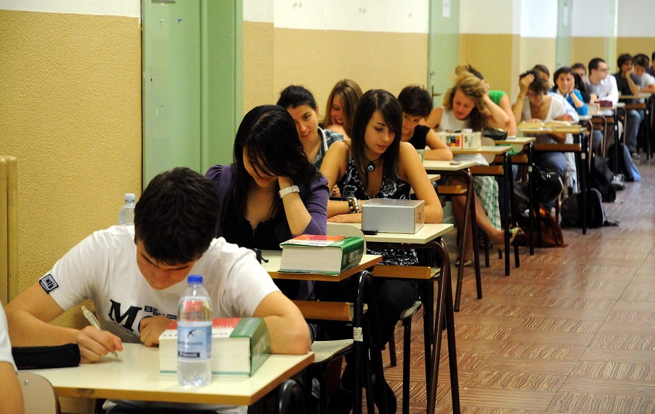 Papà 47enne si diploma con la figlia e prende 100/100