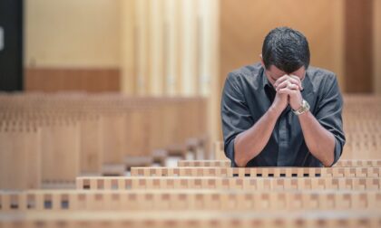 Balordo disperato ruba l'elemosina in chiesa: incastrato dal sacrestano