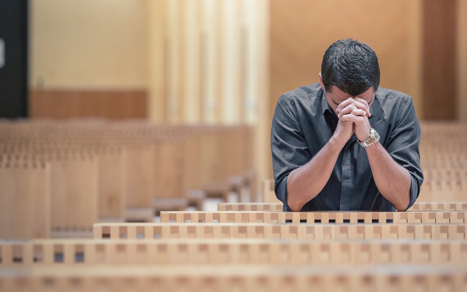 Balordo disperato ruba l’elemosina in chiesa: incastrato dal sacrestano