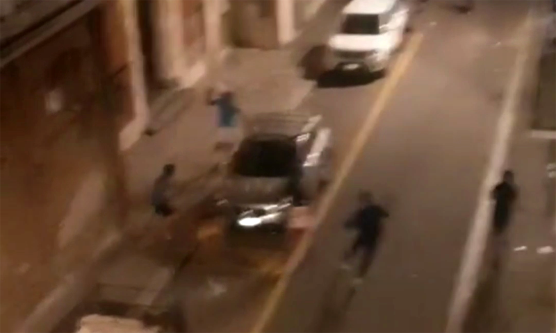Aggredito a calci e pugni, picchia la testa: 27enne in fin di vita