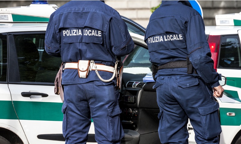 Vigile anti racket “abbandonato” dal Comando, lo aiutano i colleghi