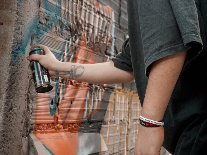 “Sgrida” i writers e si ritrova imbrattato di vernice su volto e mani