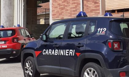 Carabinieri chiamati per schiamazzi: "A casa fa troppo caldo e ci siamo trasferiti in strada”
