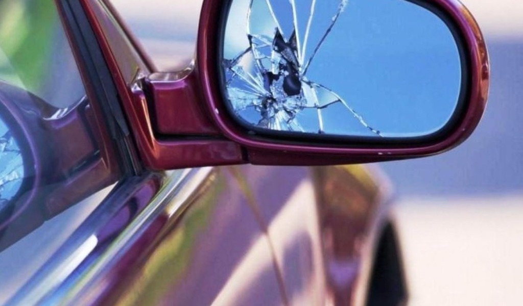 Tenta la “truffa dello specchietto”, ma l’anziano automobilista non ci casca