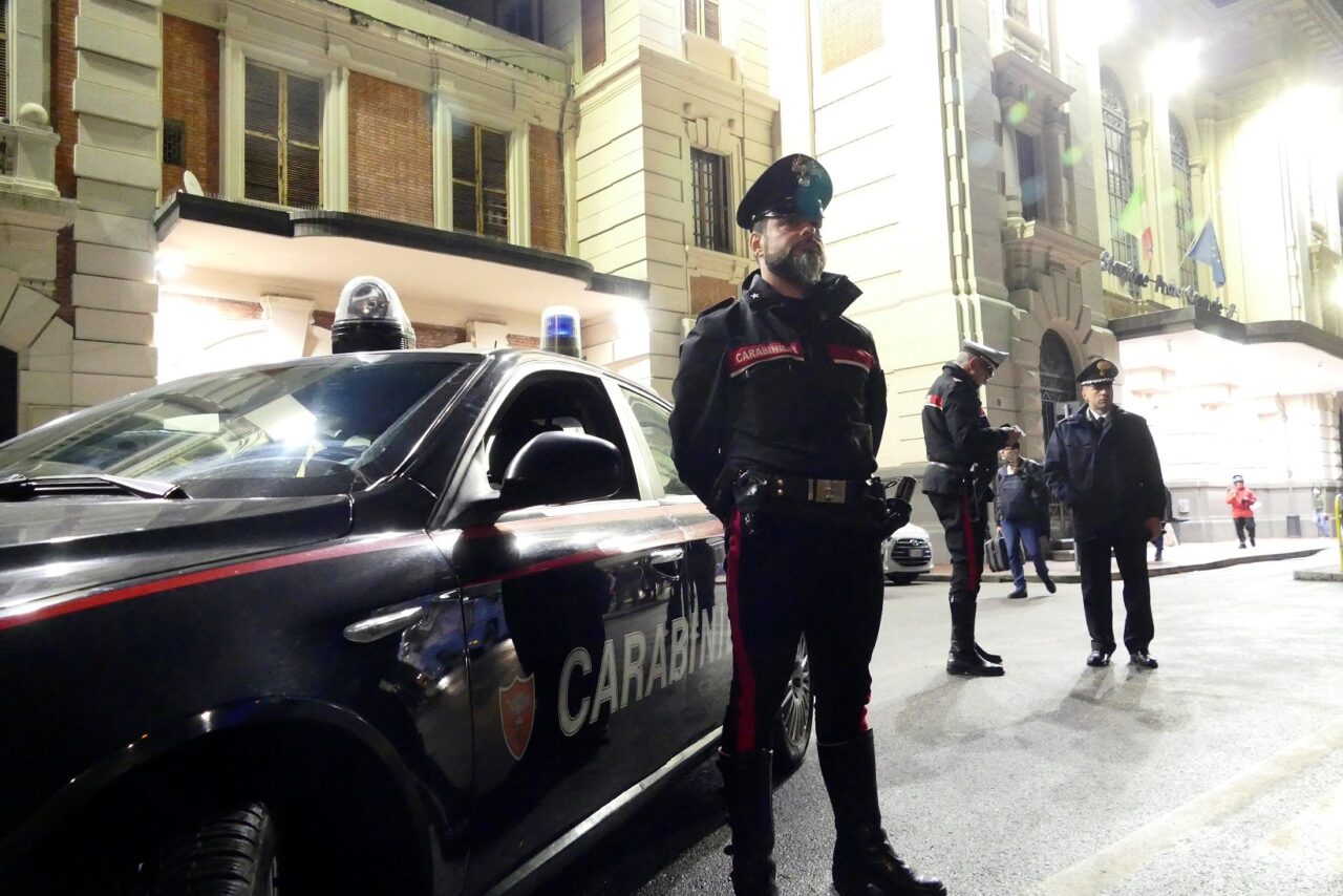 Ladro maldestro incastrato sul balcone: salvato dai pompieri, finisce in manette