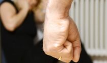 Maltrattamenti in famiglia: divieto di avvicinamento e braccialetto elettronico per un marito violento