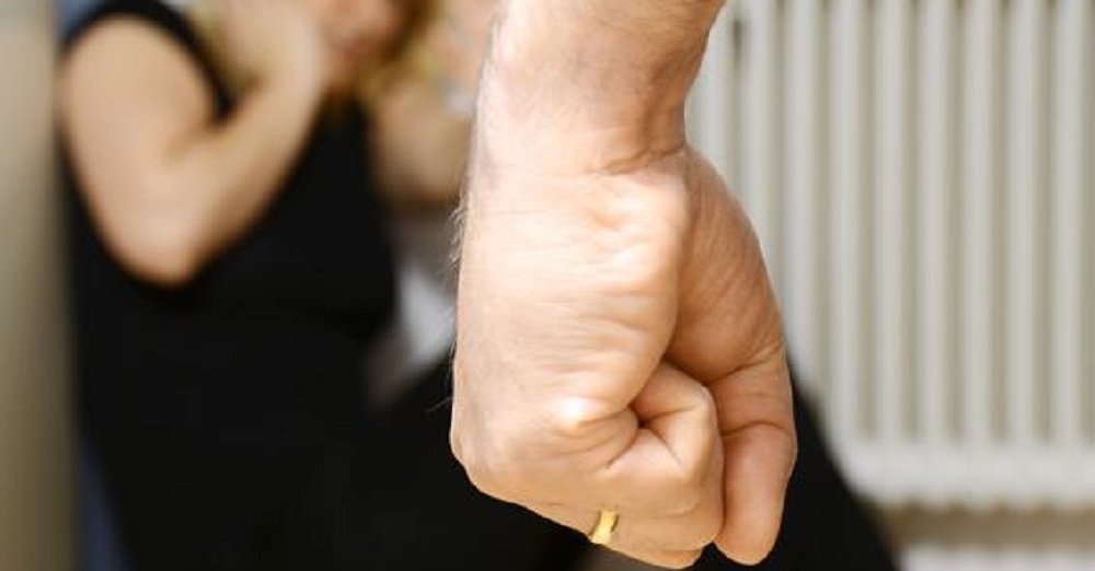 Aspetta l’ex moglie sotto casa e poi la aggredisce