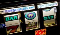 Video slot in un bar vicino alle scuole, attività sospesa