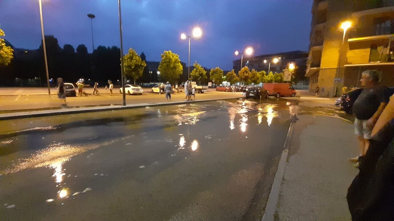 Si rompe un tubo. Famiglie senz’acqua a Nichelino