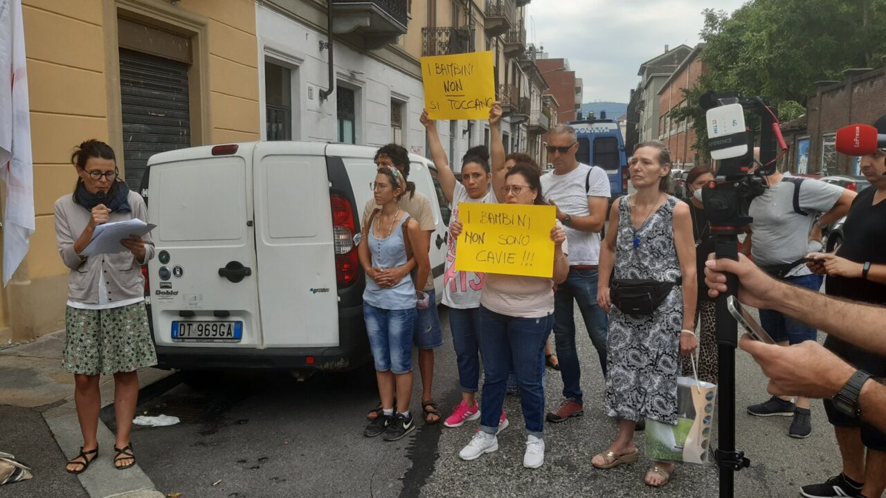 Manifestazione No Vax davanti all’hub vaccinale della Lavazza