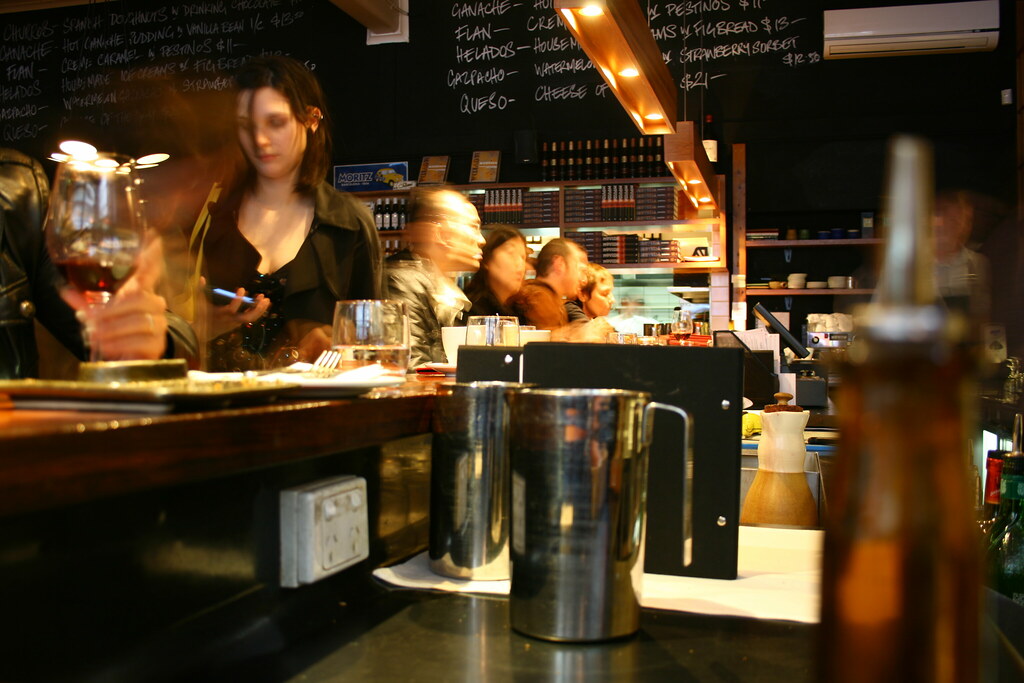 A Torino scatta l’ordinanza anti-movida: consumazioni solo nei locali e negozi chiusi alle 21