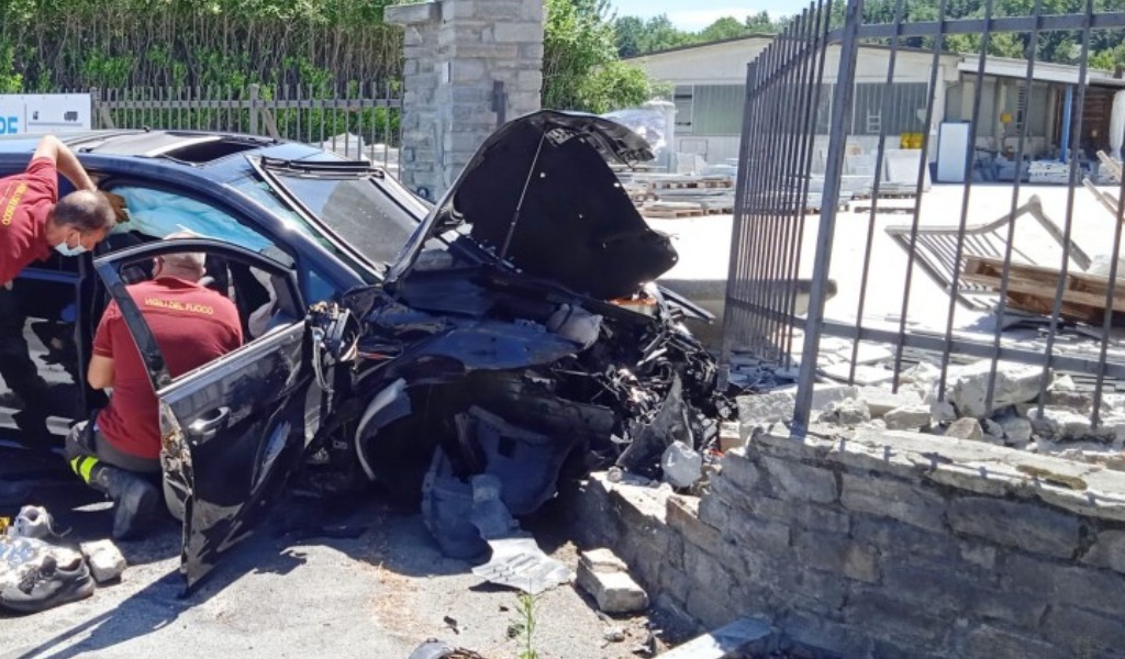 In auto contro un muro: muore ragazza 25enne, ferito gravemente un 22enne