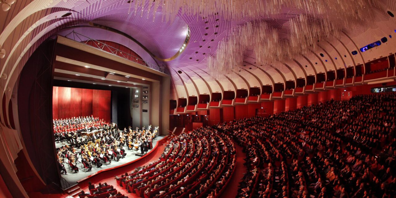 Al Teatro Regio fischi e cori di “buuuu” contro il minuto di silenzio per Silvio Berlusconi