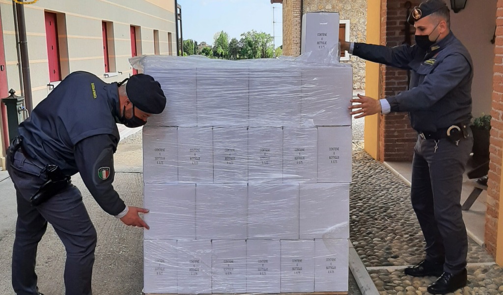 Prosecco doc contraffatto: sequestrati 5mila litri di vino destinati al mercato di Torino
