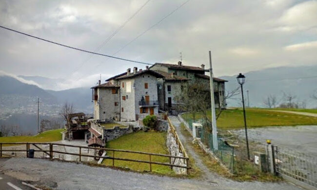 Il freno non tiene, l’auto precipita per 50 metri investe un cavallo e lo uccide