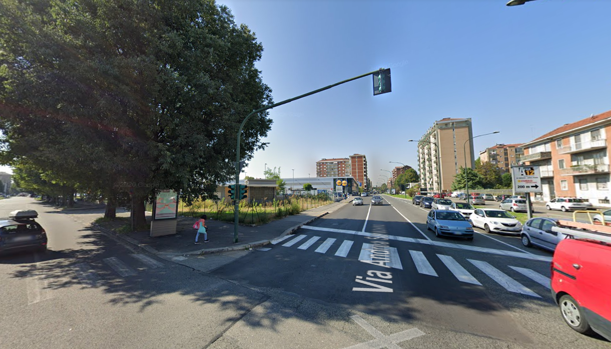 Ladro d’auto in fuga in contromano, si schianta contro un palo e muore