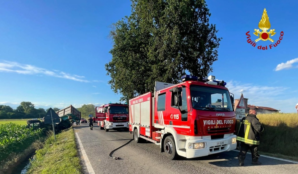 Schianto tra auto e trattore: automobilista incastrato tra le lamiere