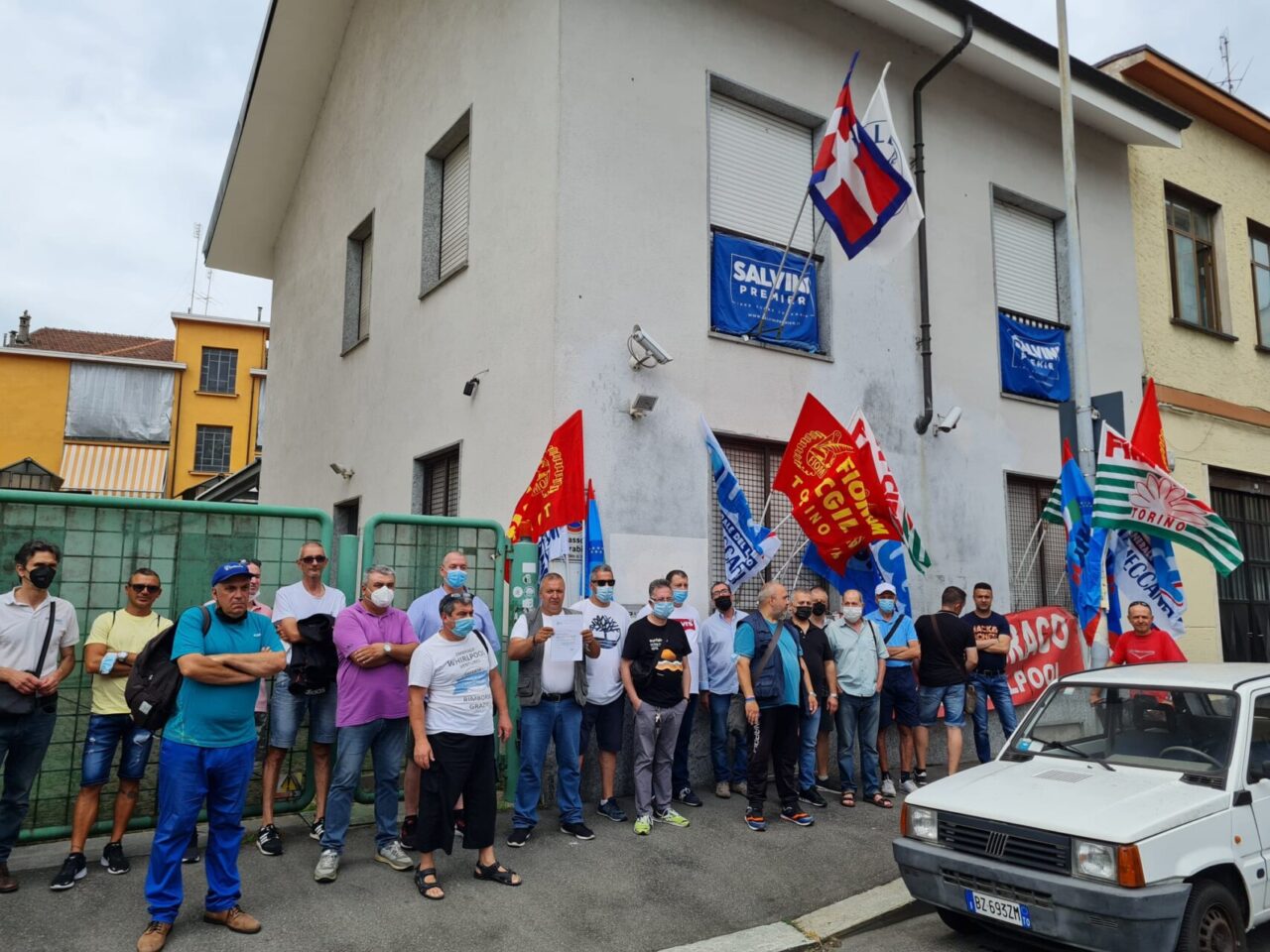 I lavoratori Embraco sotto la sede della Lega a Torino: “Giorgetti, vogliamo risposte subito!”