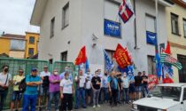 I lavoratori Embraco sotto la sede della Lega a Torino: “Giorgetti, vogliamo risposte subito!”