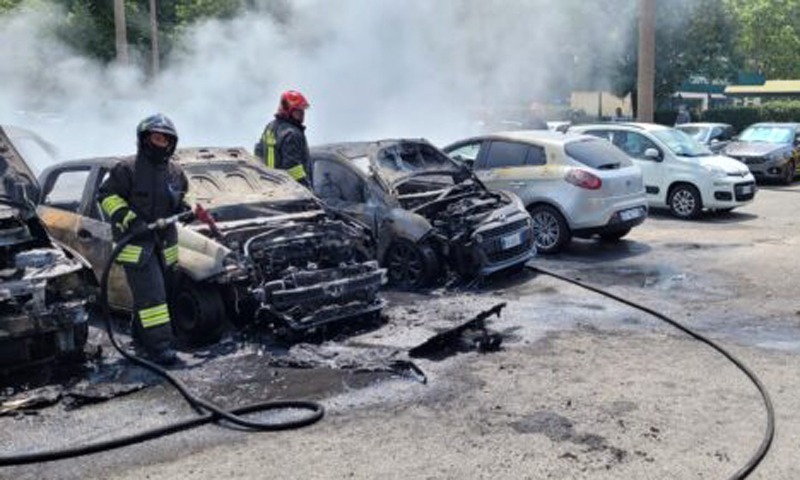 Incubo auto incendiate a Torino: 7 in centro e 10 a Mirafiori, è caccia al piromane