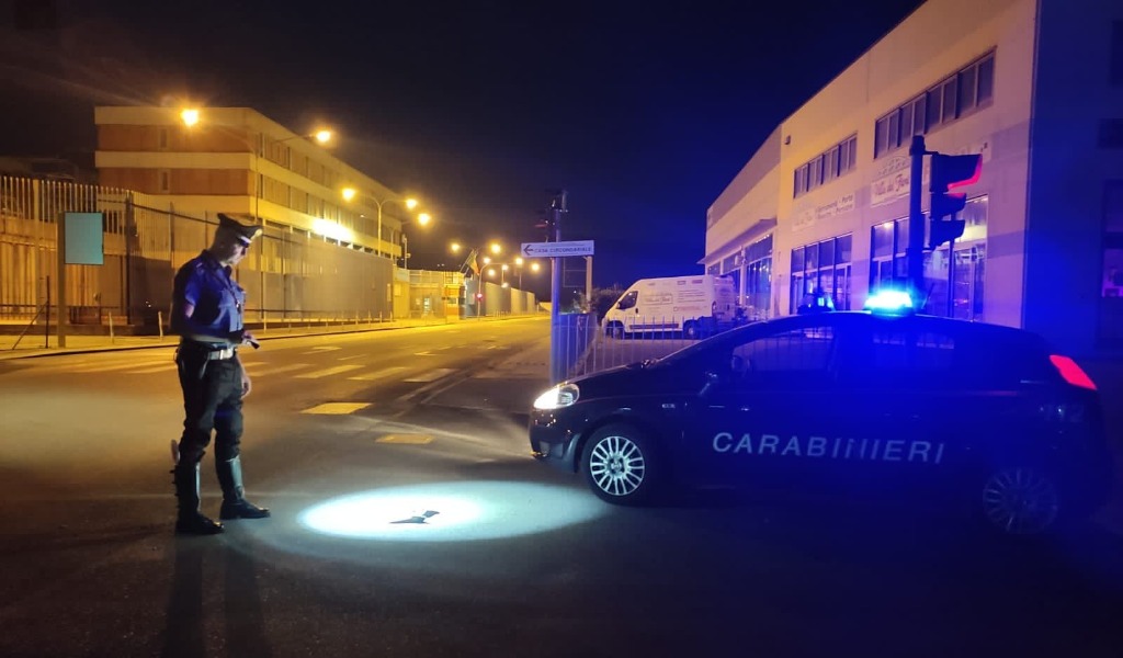 Investe ciclista e scappa, pirata della strada va in caserma a denunciare (falso) incidente: “Ho investito un cinghiale”