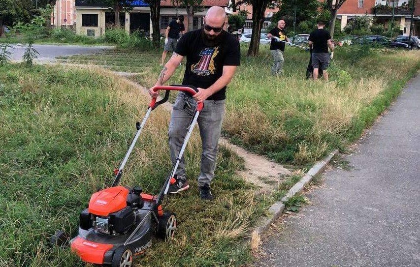 Manutenzione e giardinaggio gratis nei parchetti della città