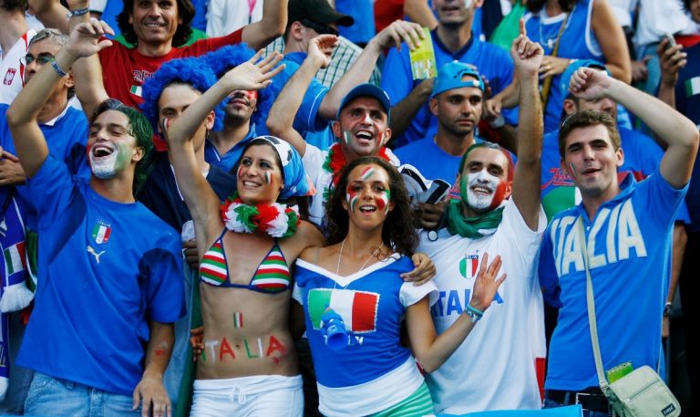 Europeo agli Azzurri: diventa virale la foto della Appendino in bikini tricolore nel 2006