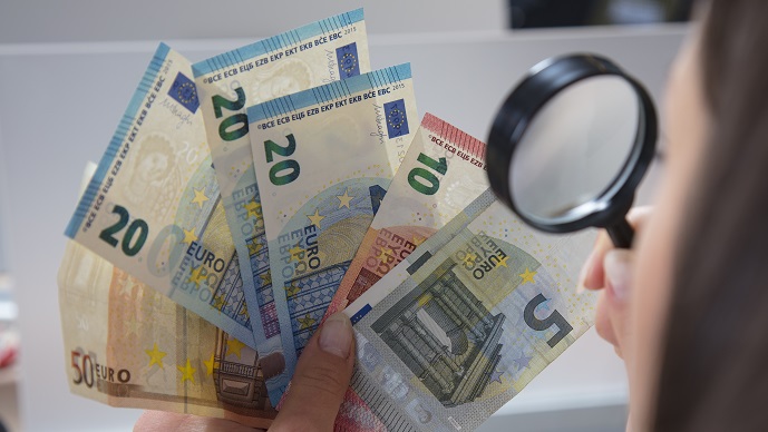 Falsario ricercato in tutta Europa arrestato in hotel a Torino