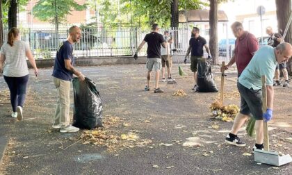 Lodevoli volontari ripuliscono i giardini di Borgata Lesna