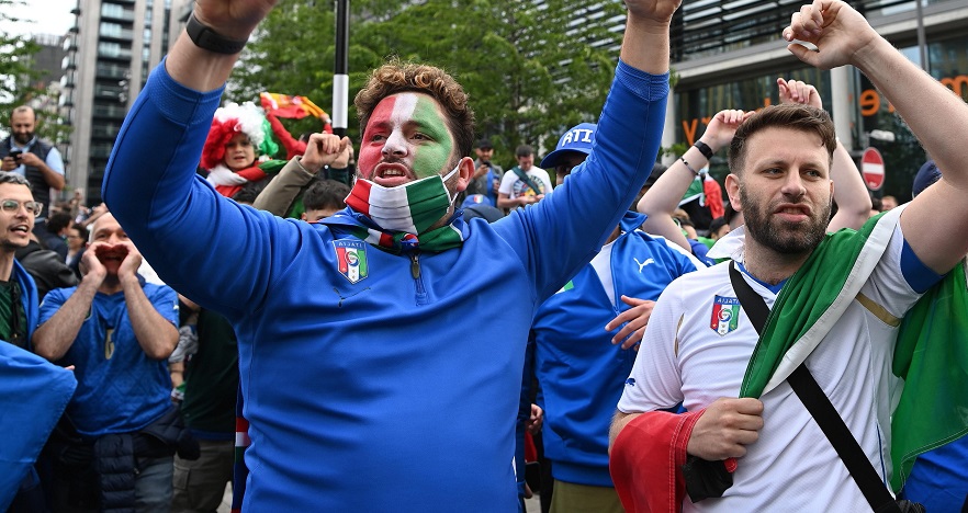 Finge di festeggiare la Nazionale, invece tenta una rapina