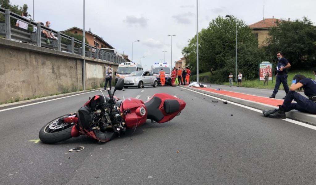 Schianto tra auto e moto, muore centauro 40enne a Beinasco