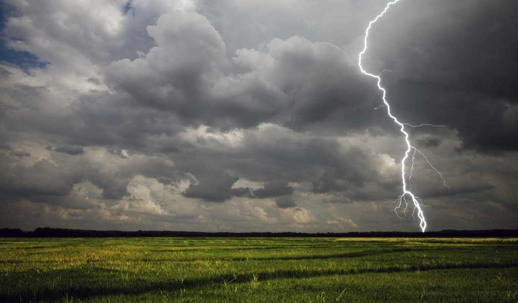 Allerta meteo per forti temporali su tutto il Piemonte: brusco calo delle temperature